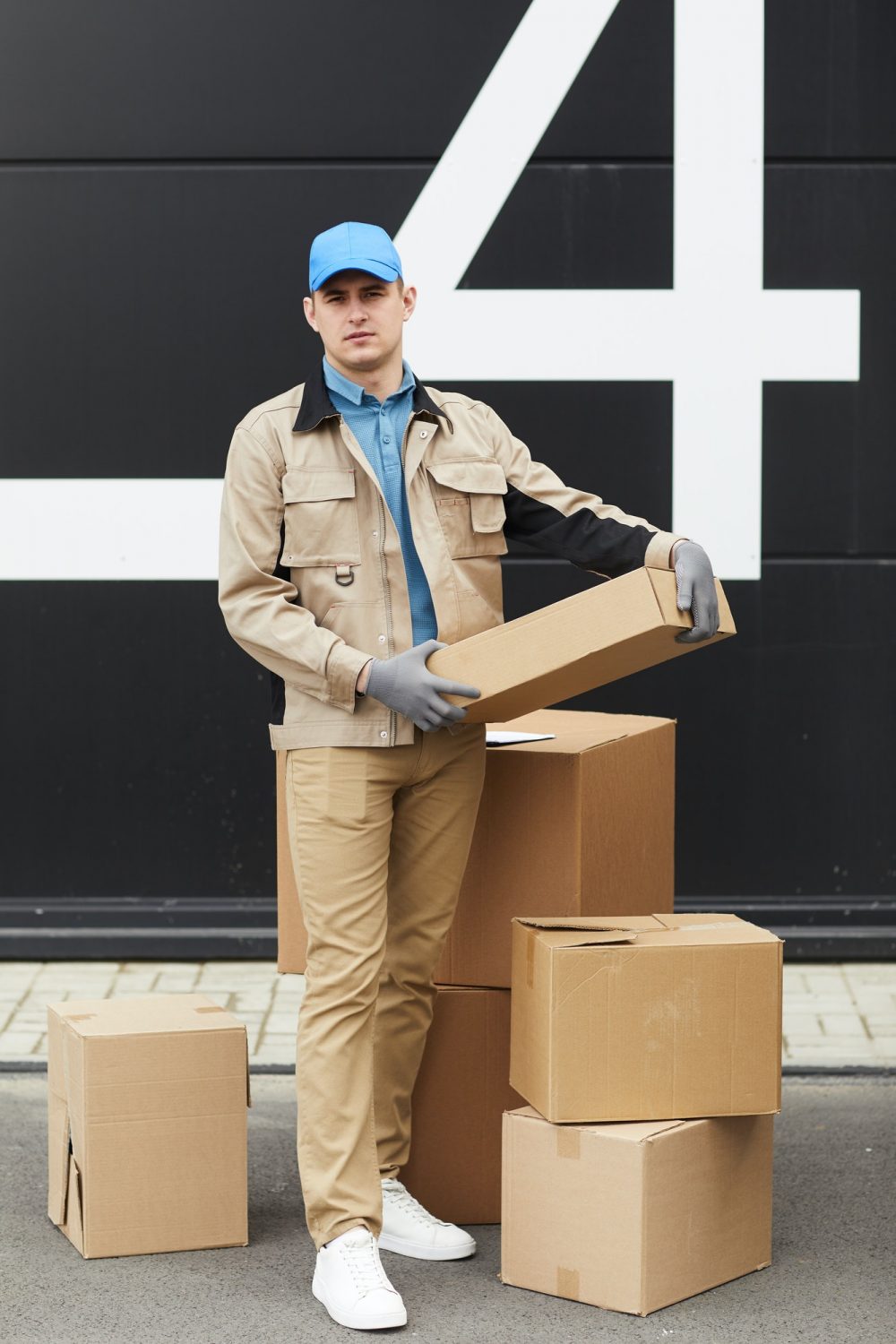 courier-working-with-parcels-in-warehouse-e1618304334390